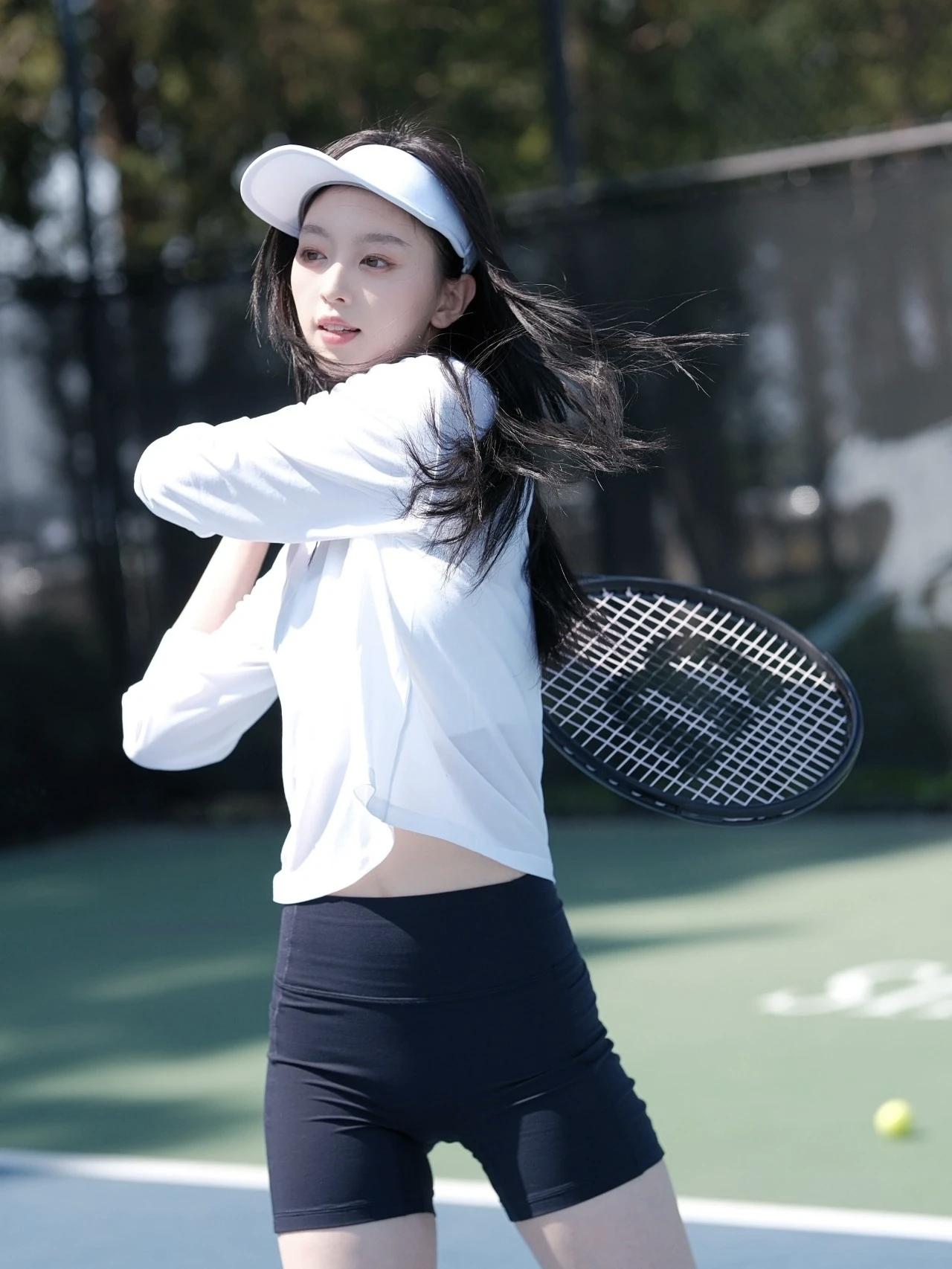 美女的美丽瞬间分享球场释意的青春有哪些美女让人过目难忘？美女的美丽体现在何处呢