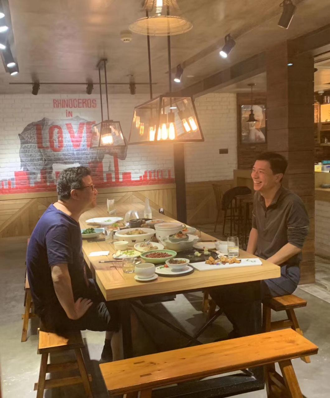 这是2019年世界互联网大会期间，丁磊在乌镇一家名为“恋爱的犀牛”的餐厅摆下的一