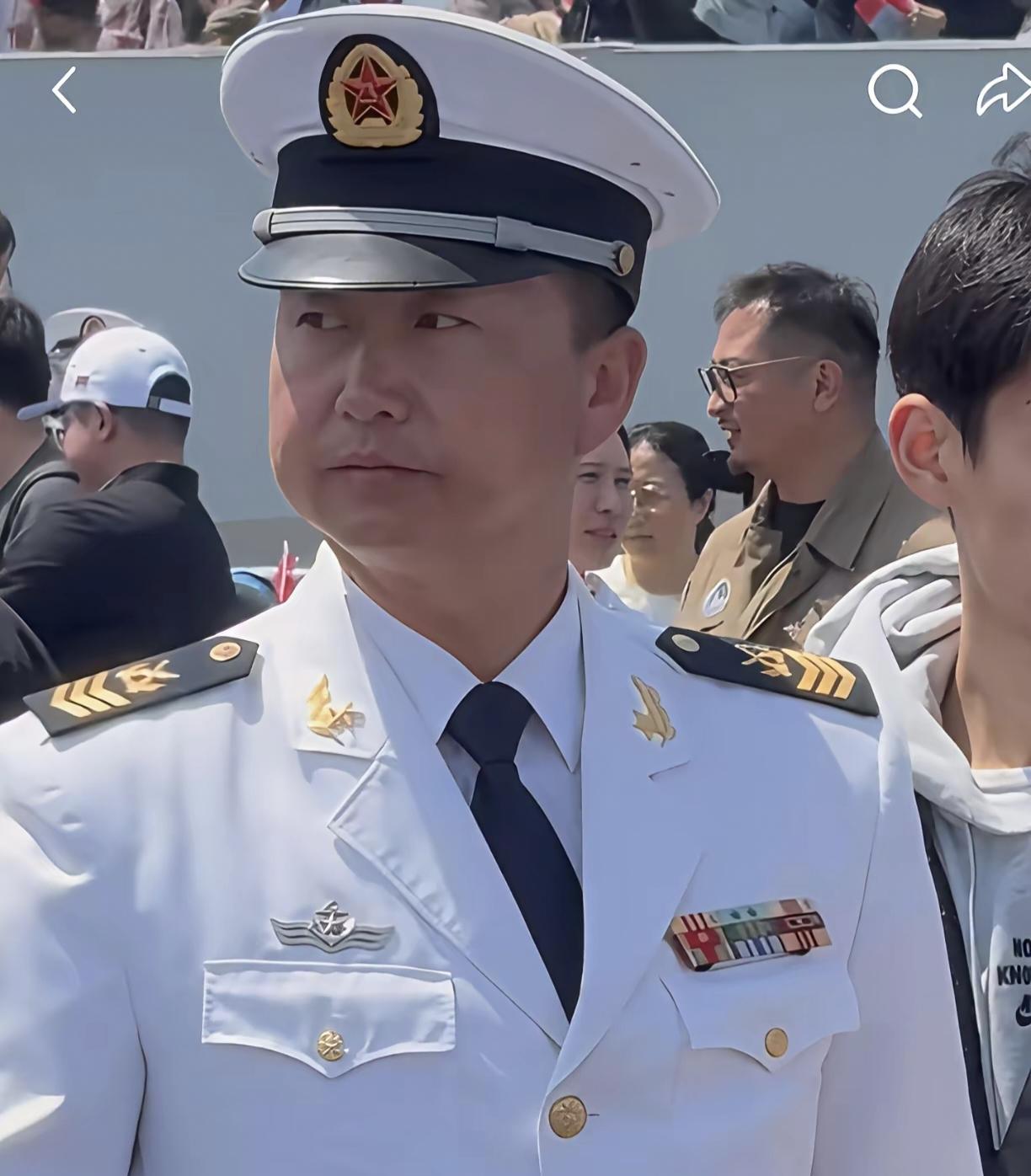 军龄23年的海军老班长，目前军龄二级军士长不出意外的话，大概率会在明年晋升一