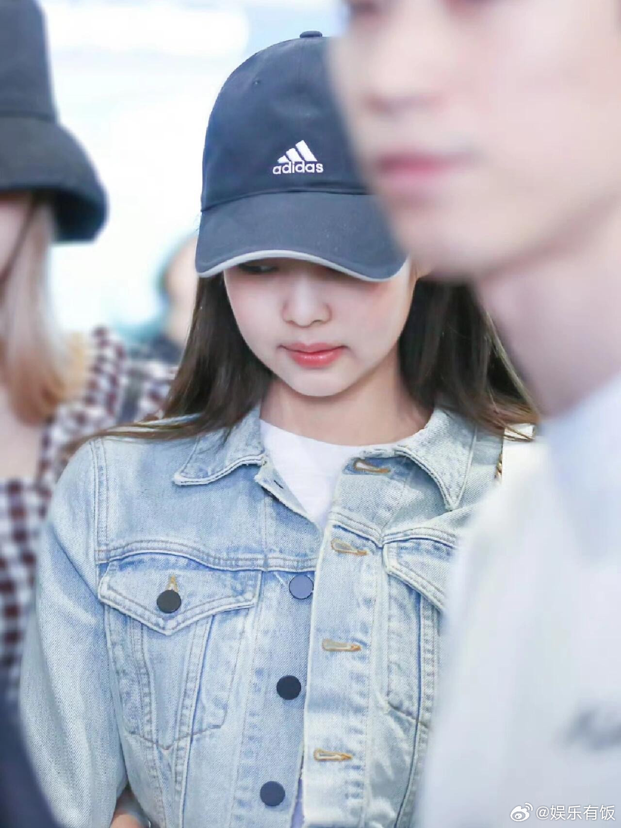 Jennie一顶帽子戴七年Jennie被粉丝发现时隔7年依旧戴着同一款棒球帽，