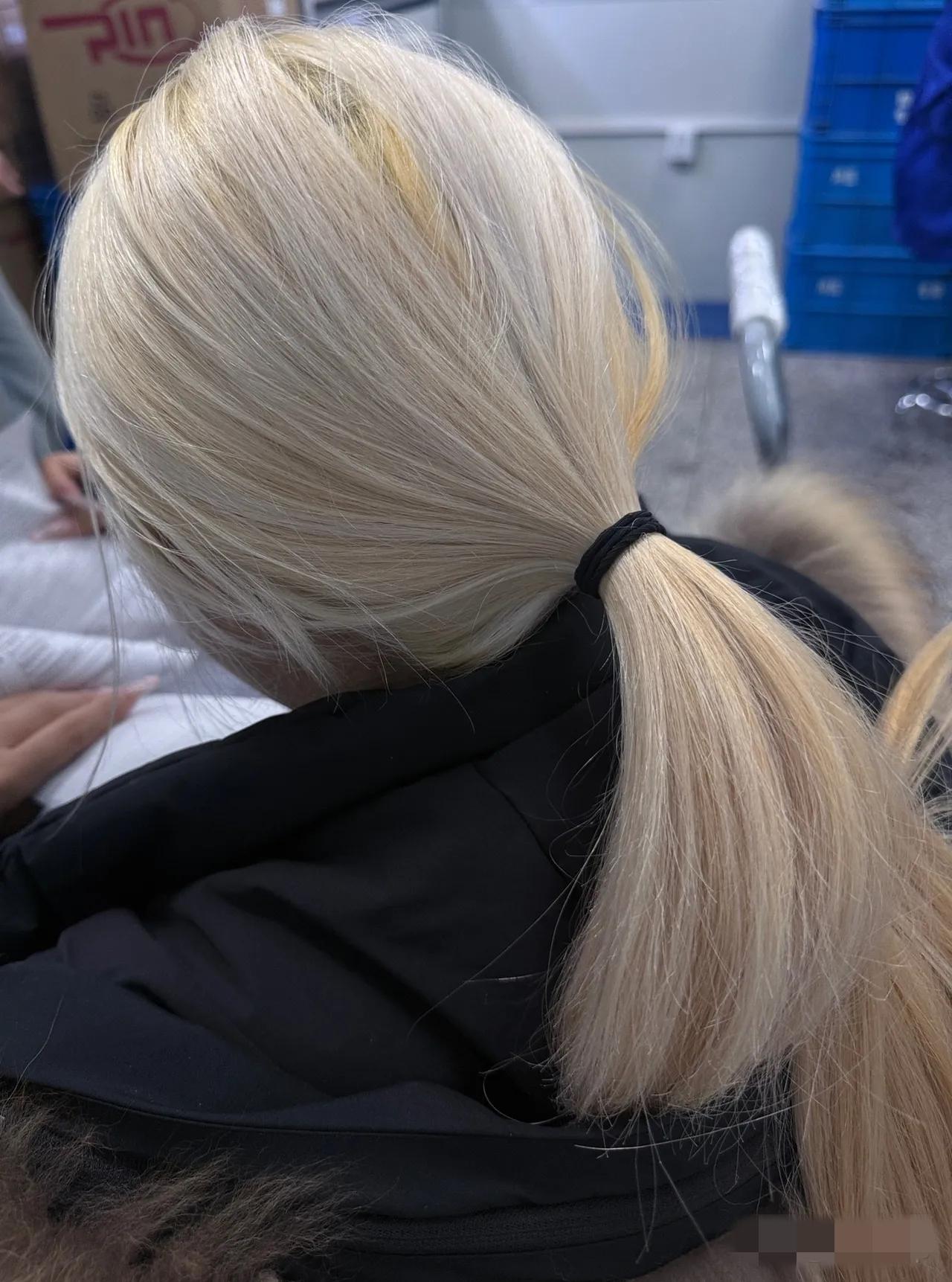 咱们公司那00后姑娘，染头发染上瘾了！三年了，我就没见她露过黑头发——新发根只要