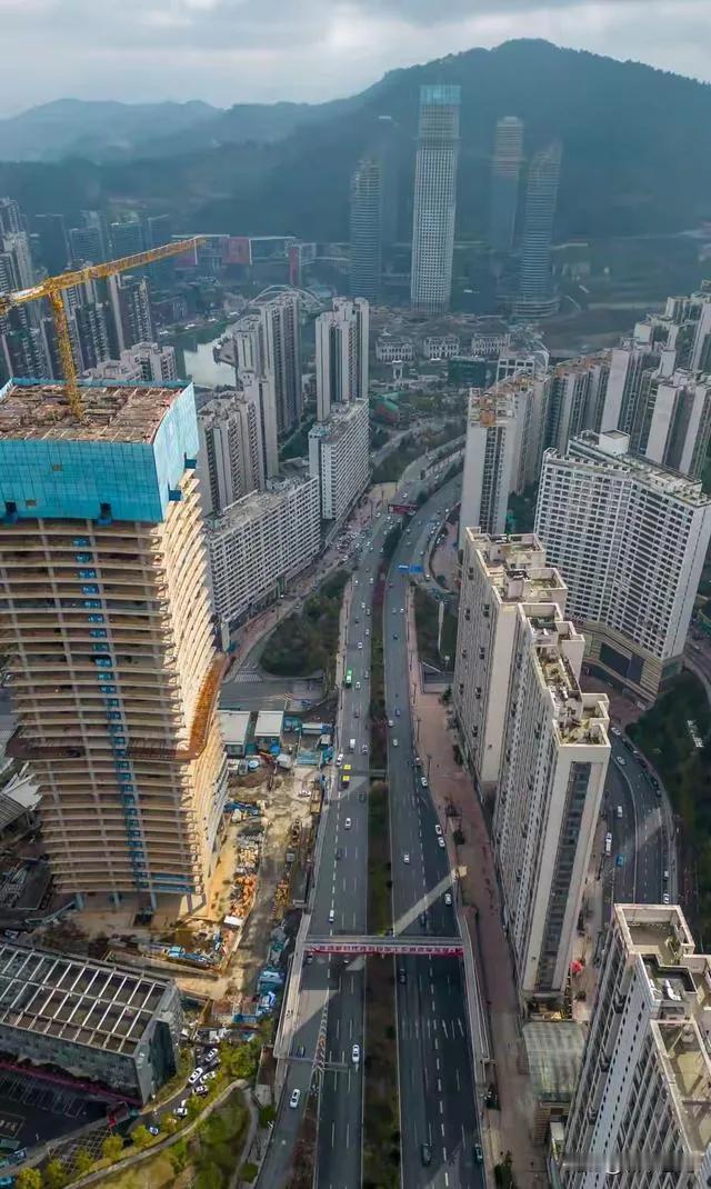 贵阳未来方舟这一片区的开发算是贵阳比较失败后之一了吧！上次有事情要办，去到里面