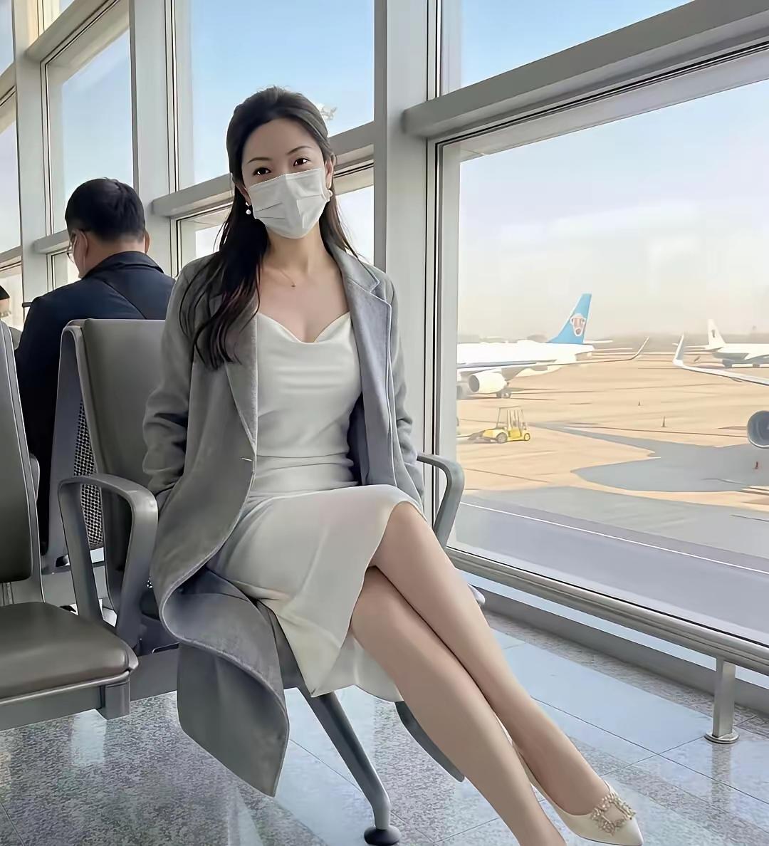 候机厅里的美女小姐姐，优雅迷人，颜值高气质还高雅，简直就是候机楼的一道优雅风景线