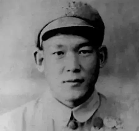 1951年，志愿军排长被13名美军包围，美军见他不断咳嗽，嘴角都咳出了血，顿时面