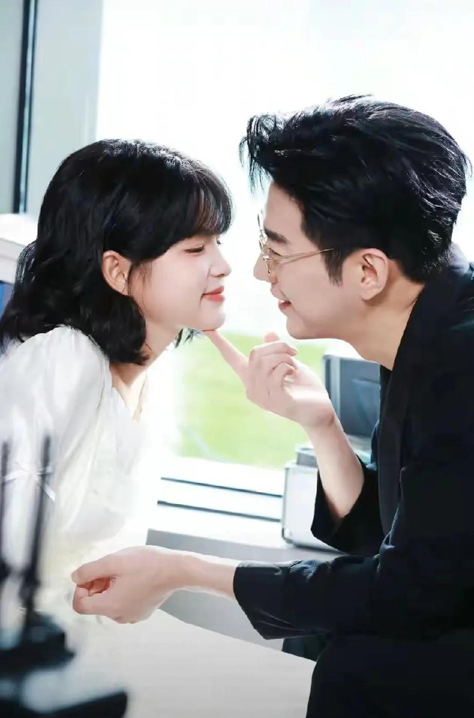 家人们，短剧真情侣于龙和杨咩咩又整大活啦！曾经他们靠大叔与小妹妹的短剧形象爆火，