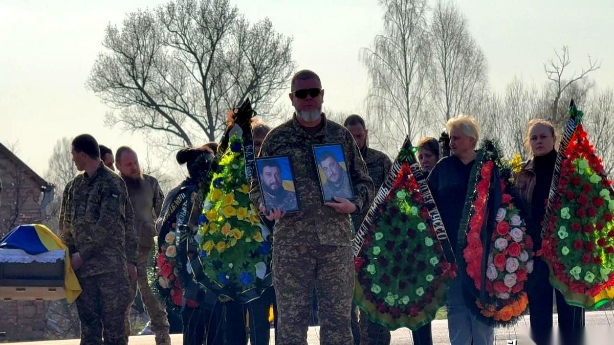 看到一则消息，说的是一对乌克兰双胞胎兄弟，谢尔盖和亚历山大。他俩的人生，被一根