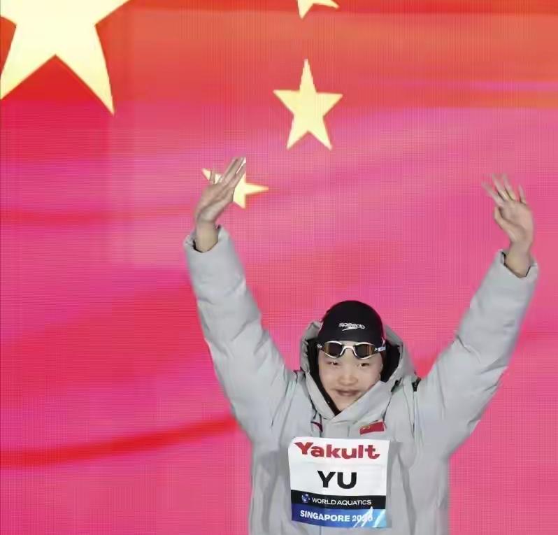 “女人是水做的”，看来这句话不是瞎说，否则实在无法解释为什么游泳池和跳水池里经常