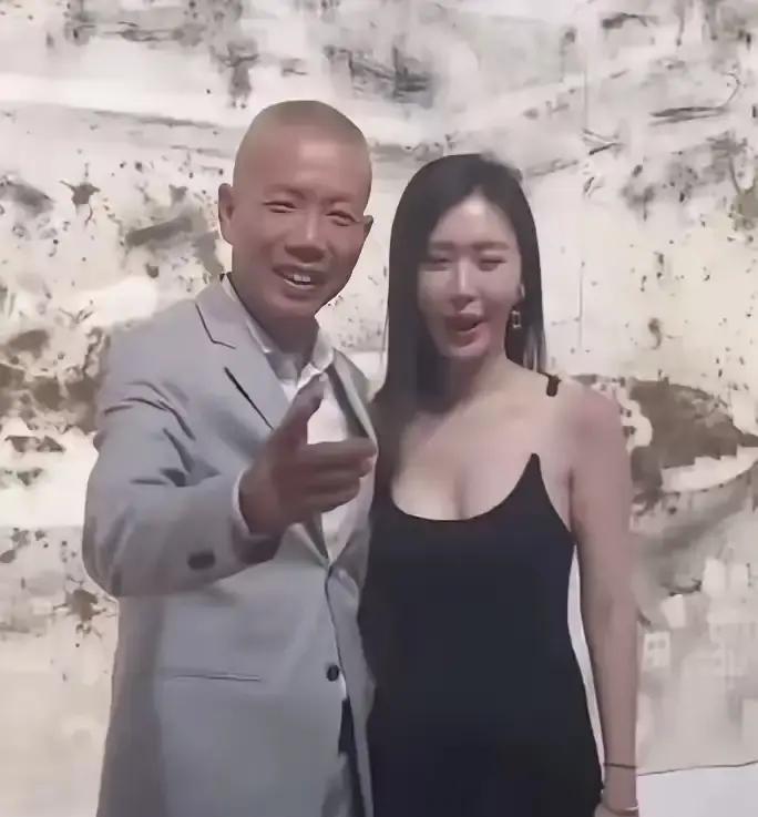 你以为她只是靠婚姻翻身？十年时间，她把争议炼成了铠甲。晒出健身照那刻，配文“