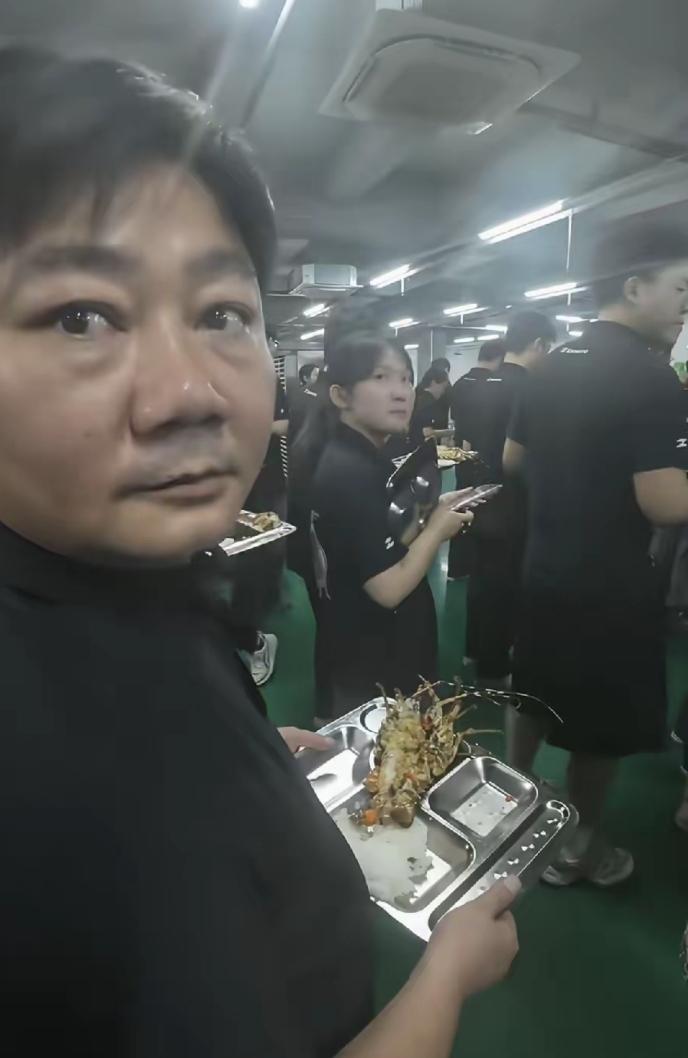 全网圈粉！机车老板张雪身家上亿，却和员工排队打饭不搞特殊！作为身家上亿的国