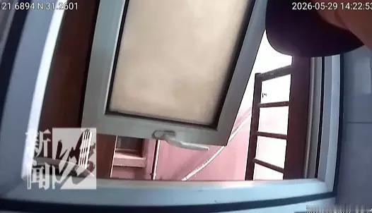上海这事儿太让人揪心了！69岁患阿尔茨海默病的老人，竟把卫生间窗户当门，从8楼倒