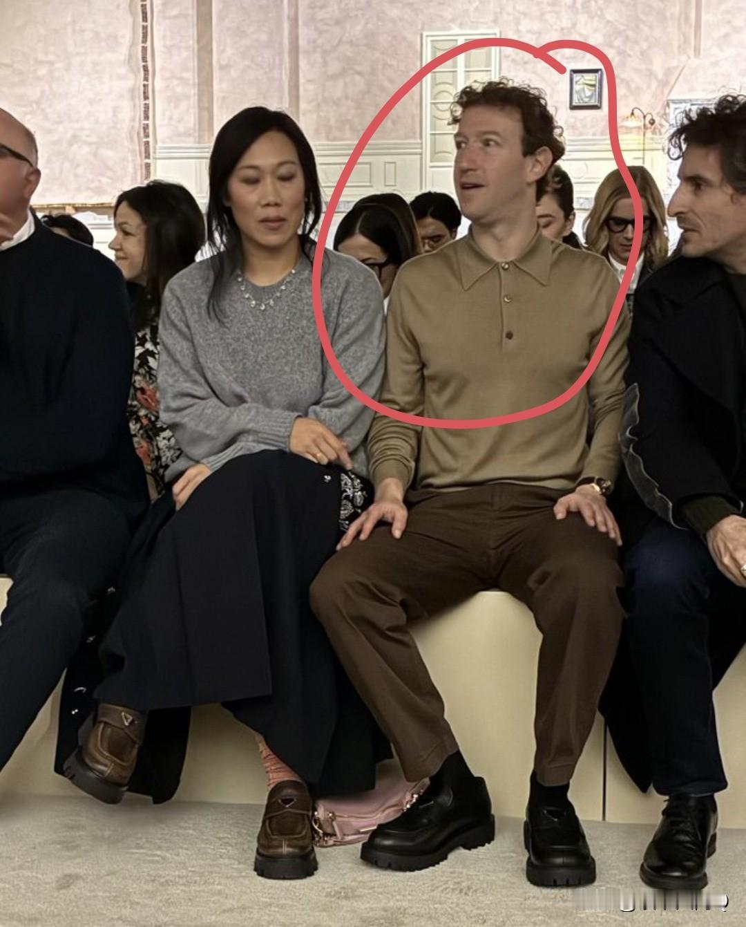 米兰普拉达时装秀上的神秘嘉宾！看到他的样子真的很搞笑！让我想起了以前他偷瞄贝