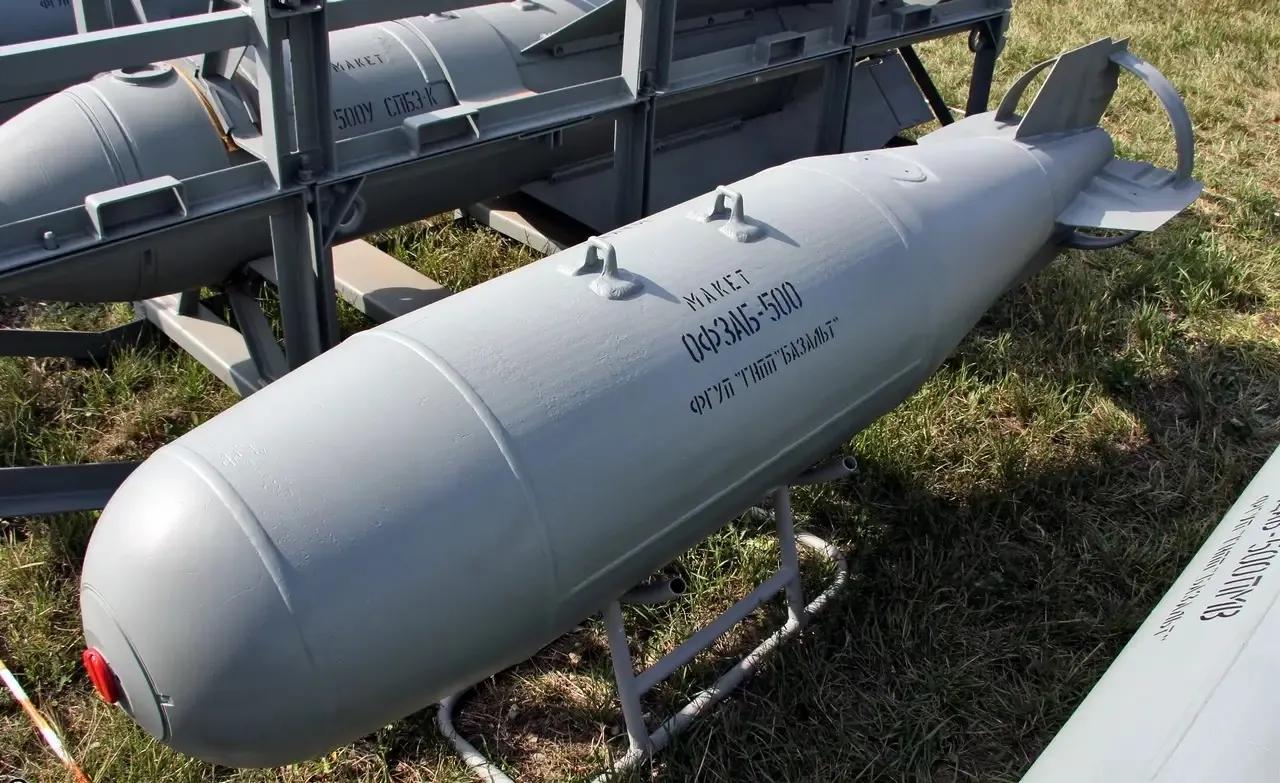 俄罗斯空天军在战场上大量使用带有UMPK滑翔制导套件的500公斤级OFZAB-5