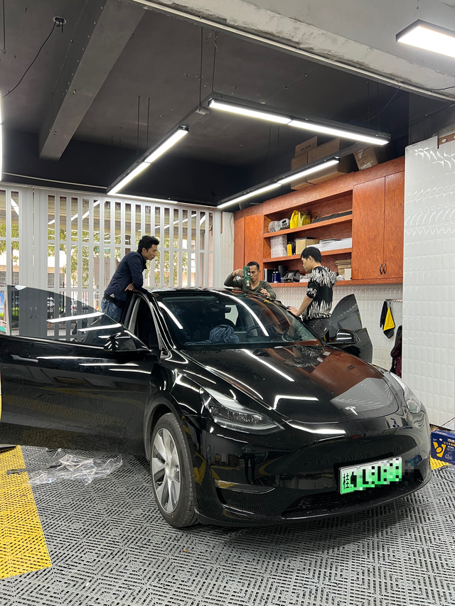 我停车场转弯猛踩了一下电门车直接不受控制的感觉，一紧张猛回方向和深踩电门完全