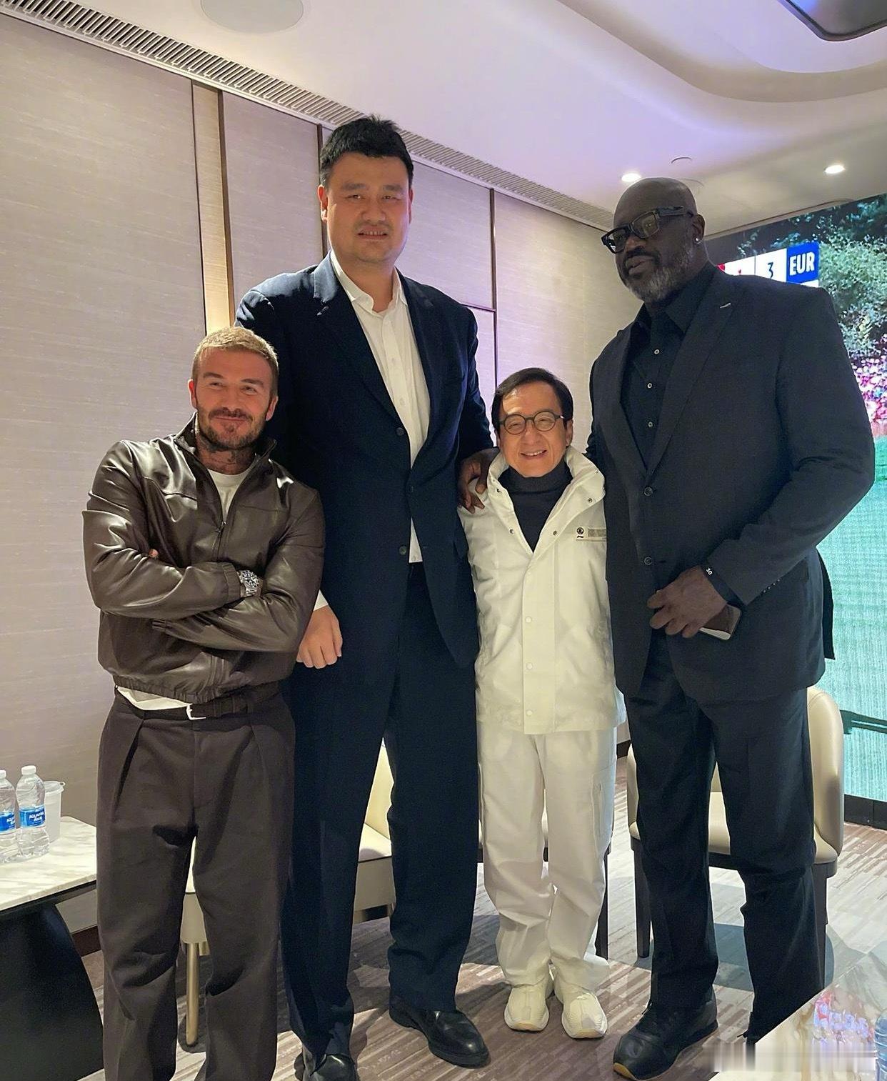 贝克汉姆和成龙夹在巨人姚明和奥尼尔中间像个手办，主要姚明和奥尼尔太高了，还是他两