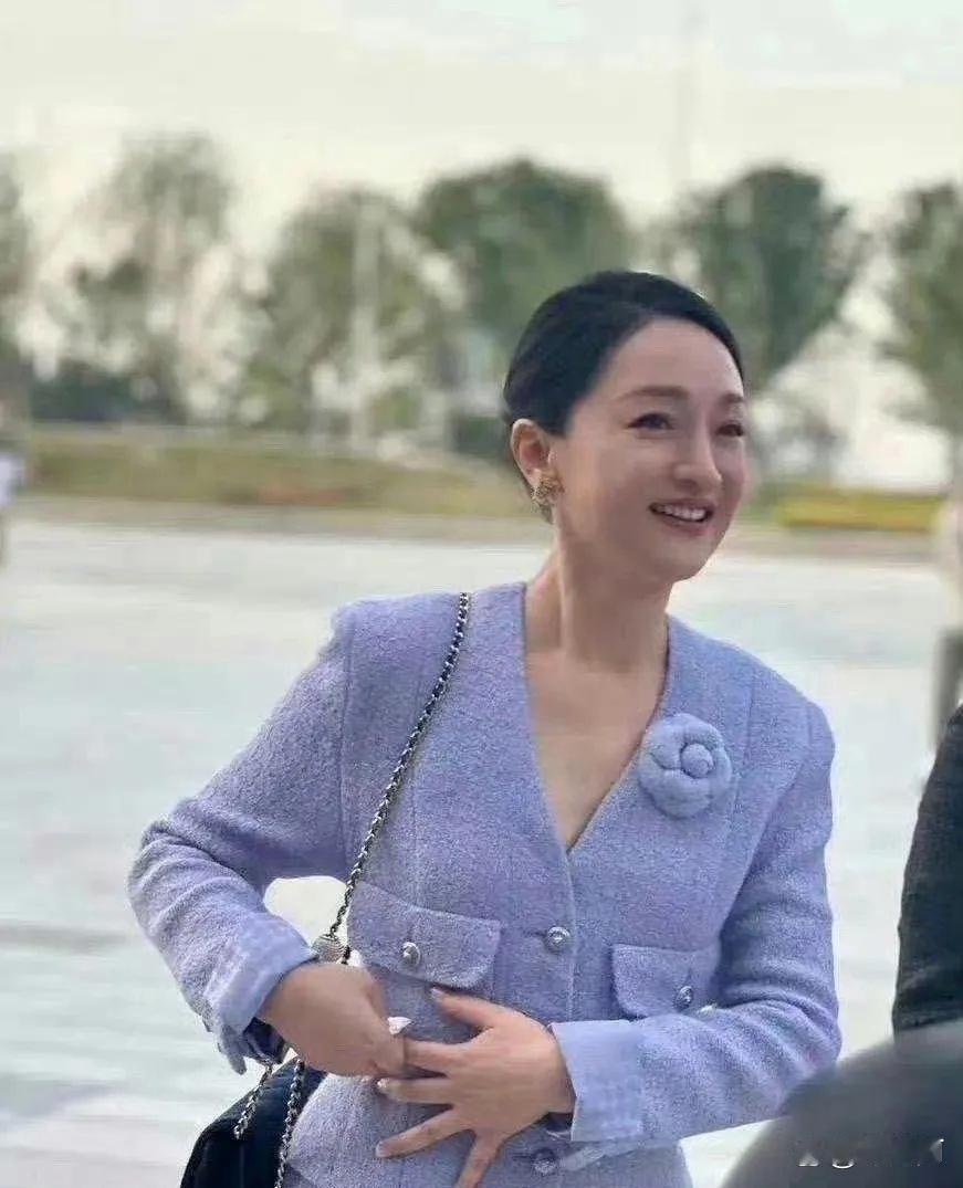 周迅有种小巧精致的美感，香奈儿套装真的很适合她。