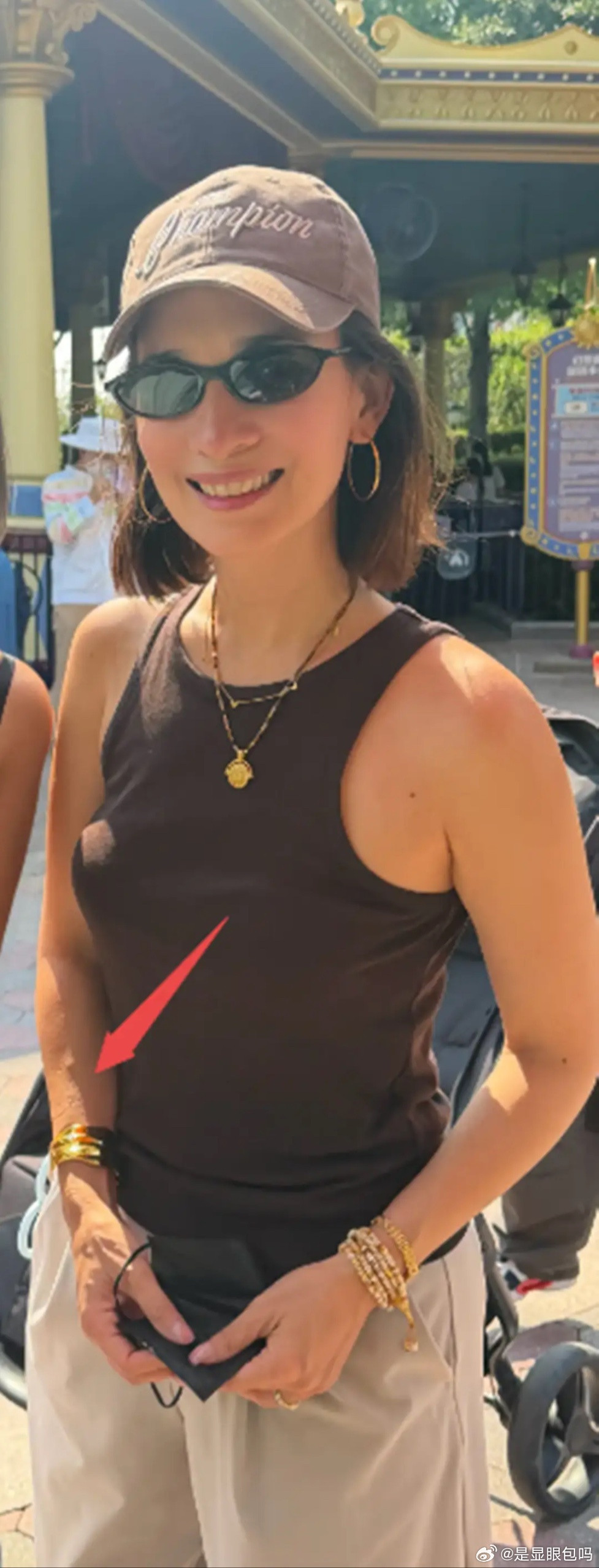 卢靖姗带娃迪士尼游玩，女儿像韩庚儿子像妈妈，儿女混血感都很强！