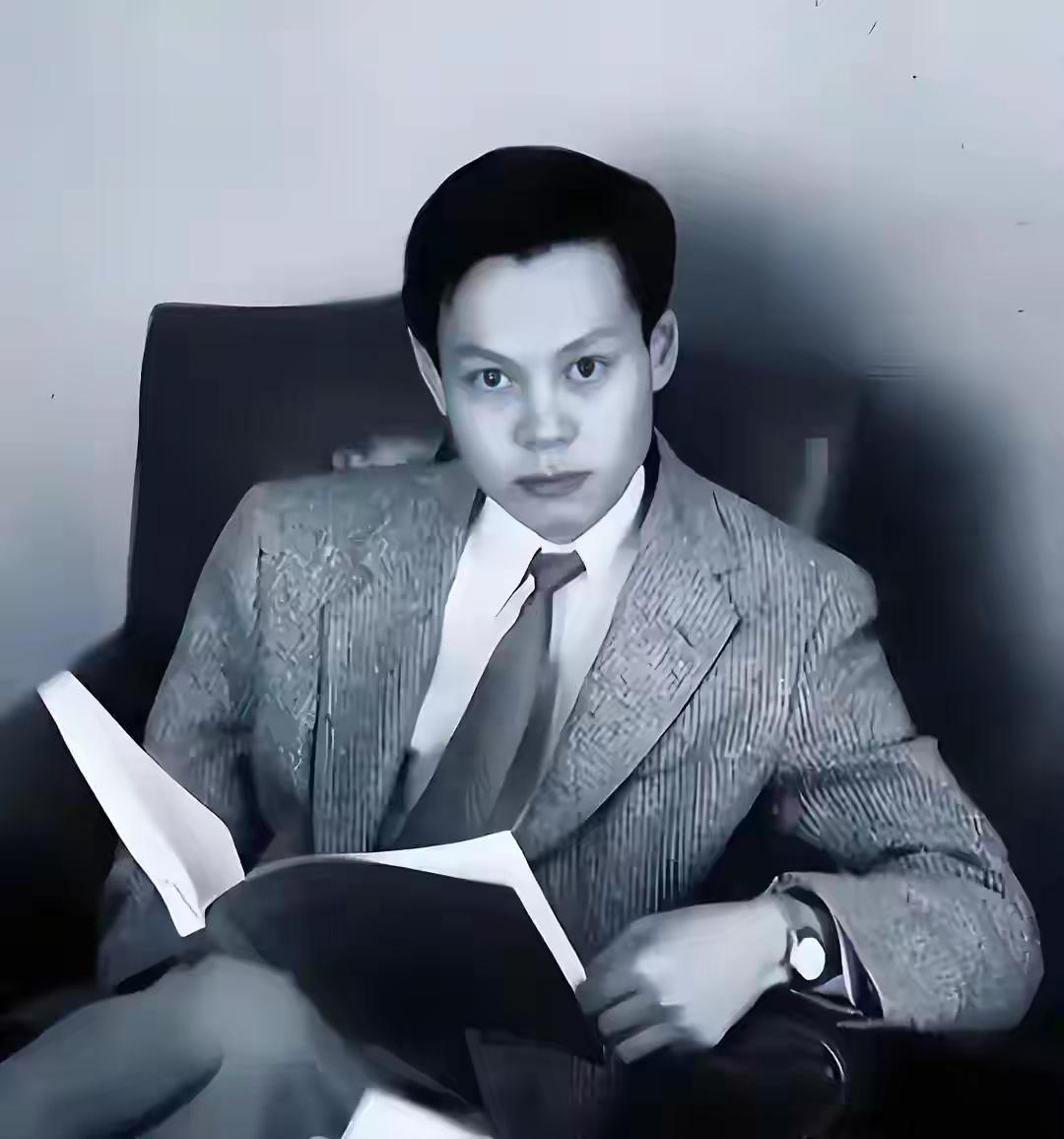 杨振宁就算老了也是个快乐的老小孩，看他坐在树枝上好欢乐，笑得像个孩子似的。专注工