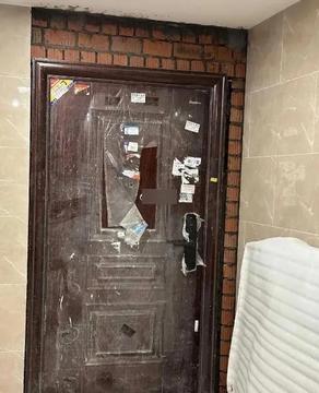 住高层小区真的遇上糟心事了隔壁邻居直接用红砖把家门口过道砌起来围上了原本
