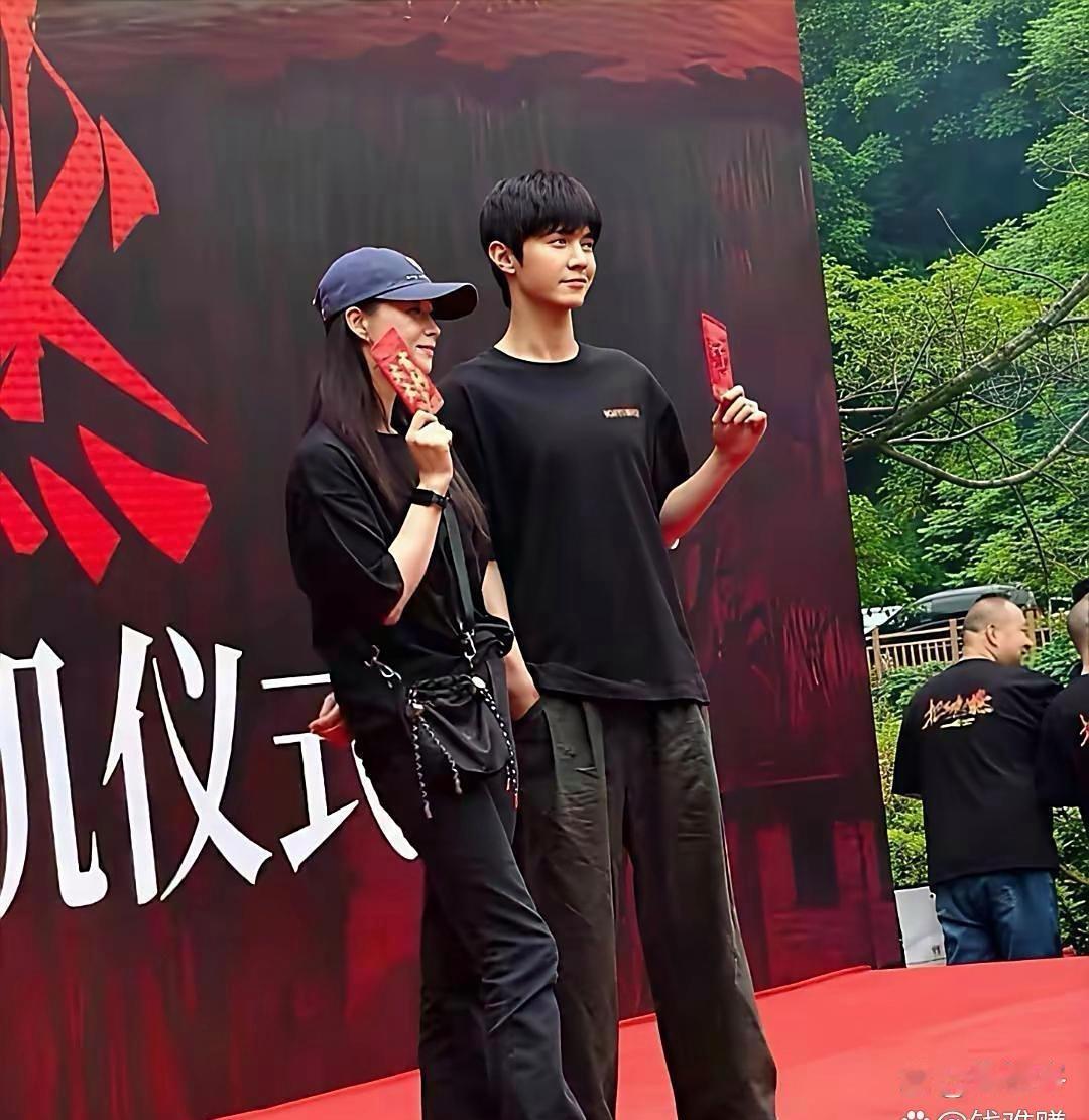 原来姐这么高啊，穿平底鞋都快和陈哲远一样高了，而且瘦瘦的，脸又小，简直美翻了蒋欣
