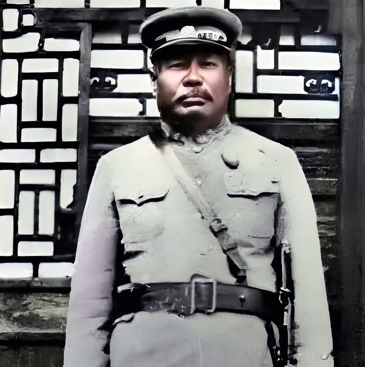 这名虎背熊腰、野性十足的军人正是曾被奉为奉军“战神”的汤玉麟。汤玉麟早年以土匪（
