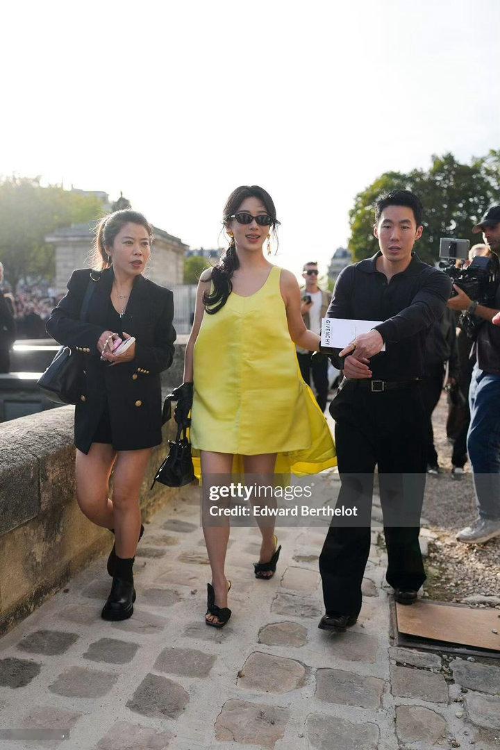 杨紫纪梵希大秀G社生图这腿真是给了内娱好大的震撼[笑着哭]​​​