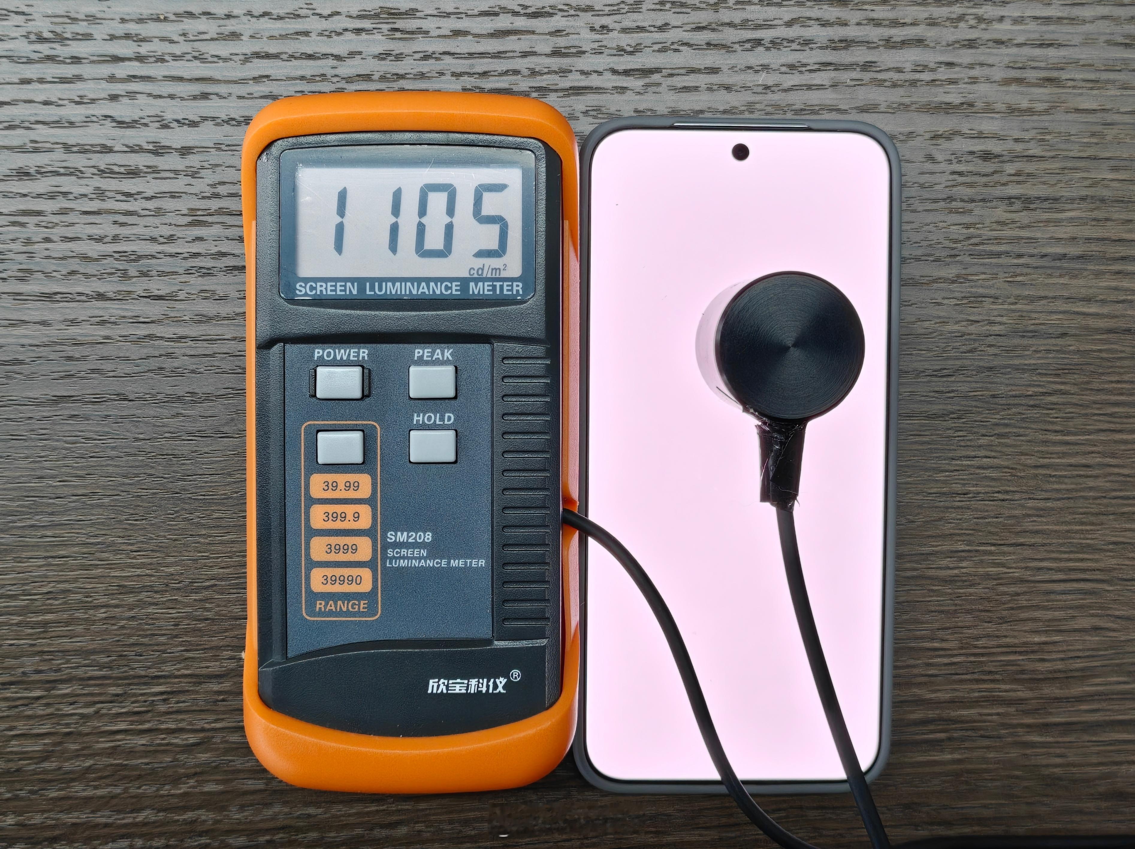 不得不说，iQOO15这块屏幕真的很亮眼，我说的是物理意义上的亮眼。手动最高超