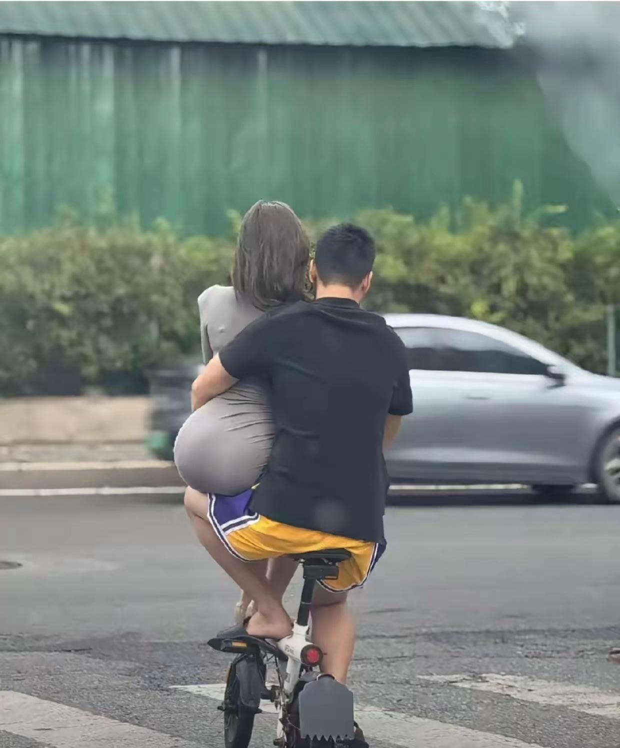 你见过身边身材最好的女生是什么样子的？坐车路过随手拍的也算身边的女生吧