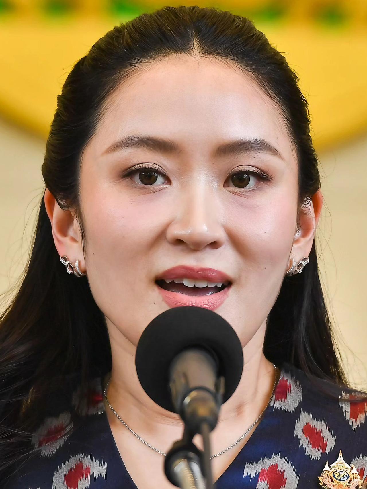 泰国前总理佩通坦不愧为为泰党精神领袖，当地时间12月25日，佩通坦不惜缺席父亲他