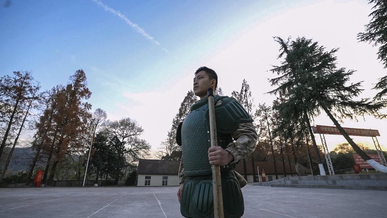 韦凯俊，第72集团军某旅侦察营战士，2024年3月入伍，新训期间获评“先进标兵”