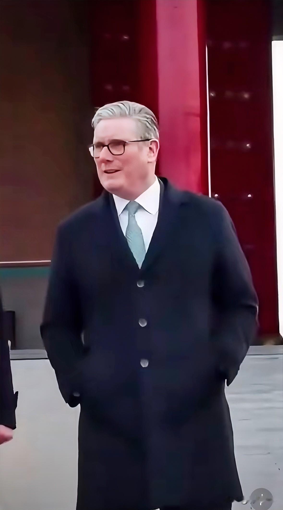 这回英国首相算是彻底把面子放下了，跑到咱们这连说了三句大实话，听着确实稀罕。