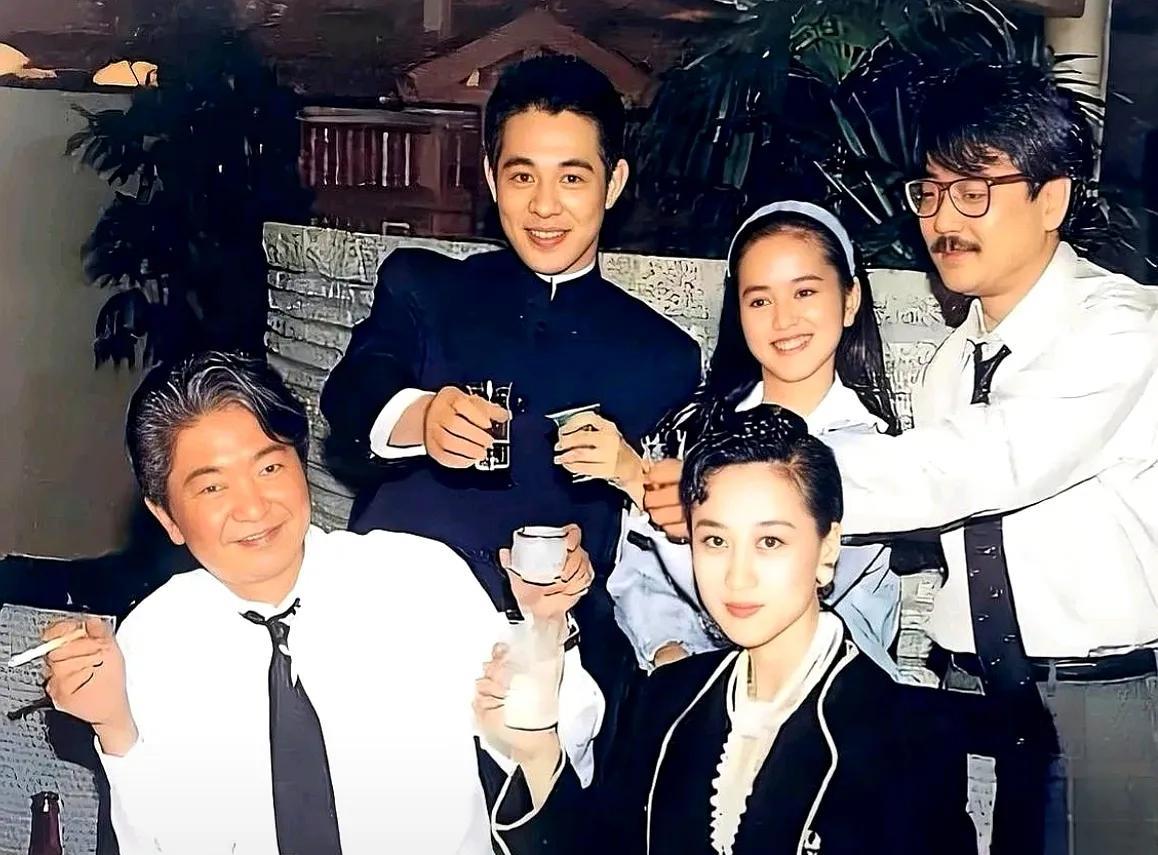 这张照片应该是拍摄于上世纪80年代末，那时李连杰和利智刚刚因为合作拍摄电影《龙在