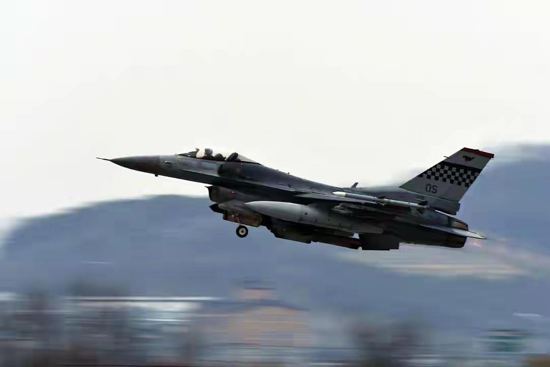 韩国一架F16坠机引发的大火正在烧山，飞行员弹射后挂到了树上。2026年2月2