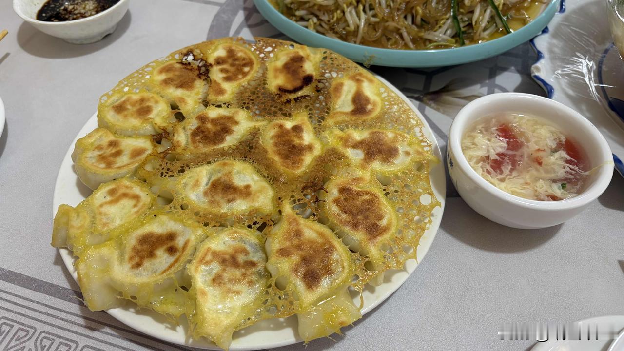 首次听说并品尝了“锅烙”，才知道，原来“锅烙”就是我们口中的“煎饺”。昨天