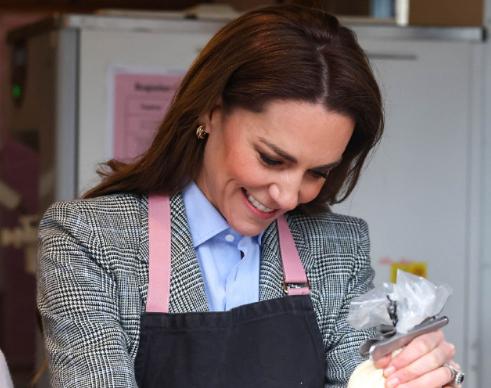 威廉王子带着自己的“替身”妻子凯瑟琳王妃，访问博罗市场，维系恩爱人设。凯特复出