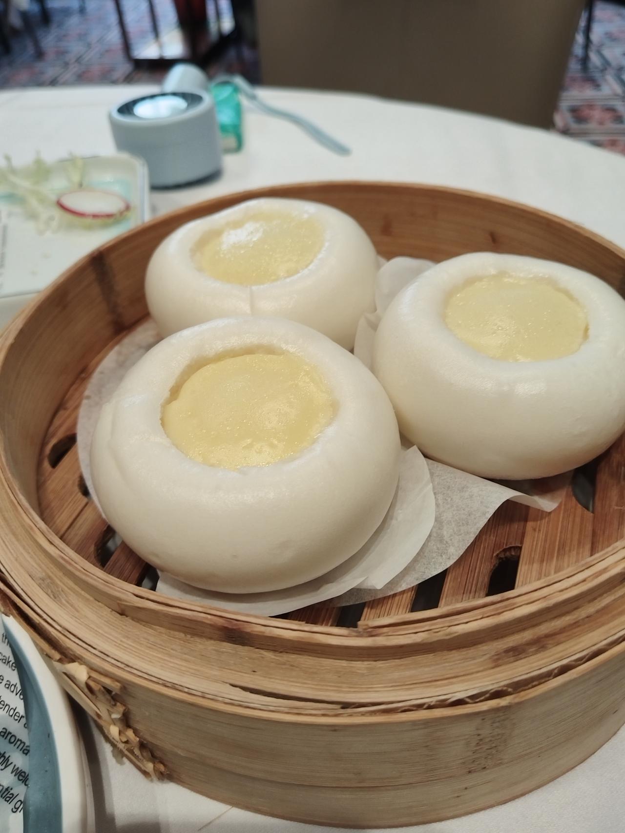 早上在广州荔湾区一间不错的酒楼饮茶，有一个阿姨真是无法形容！真是林子大了？什么鸟
