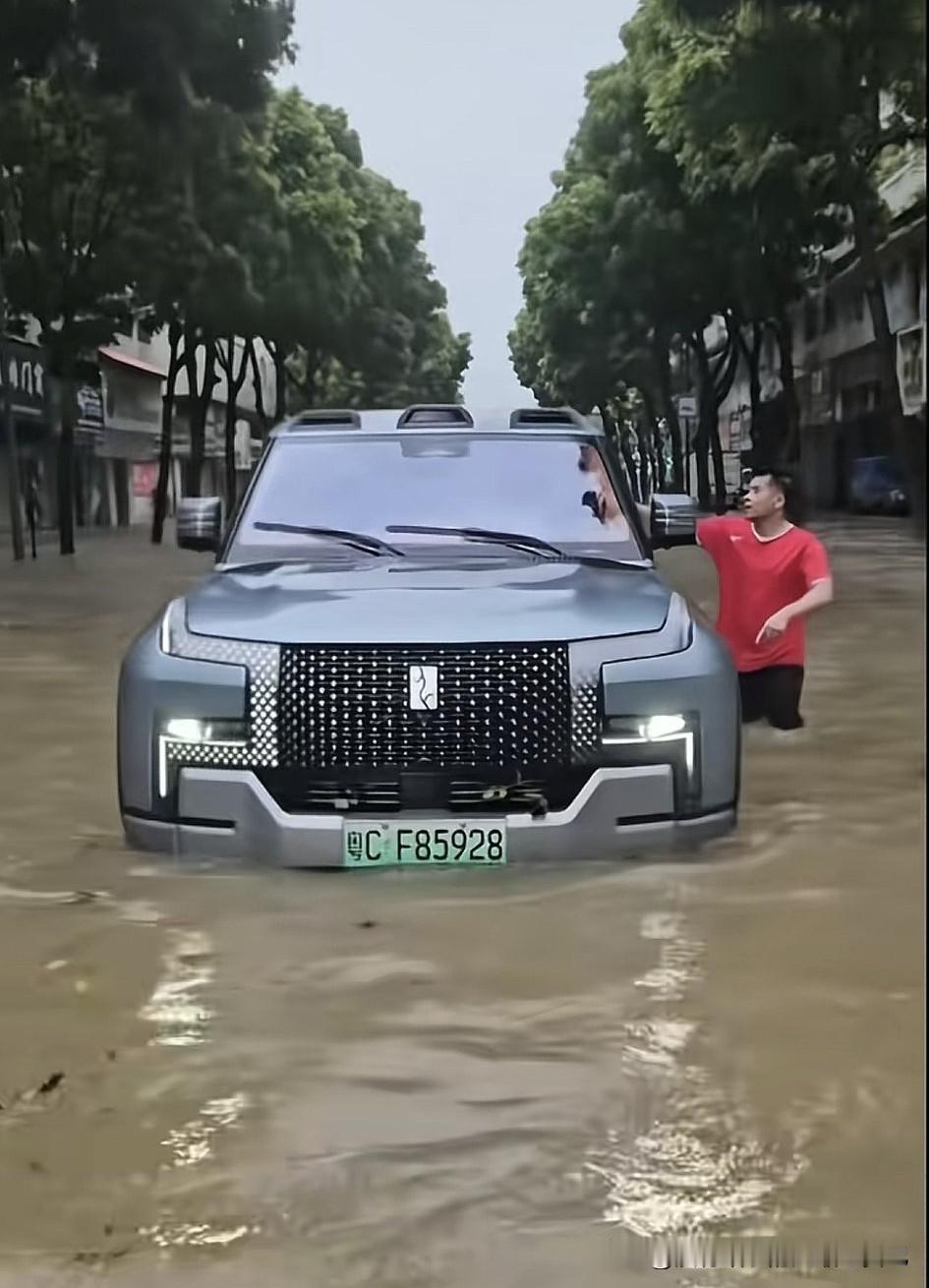 珠海这名仰望车主，为啥要在街道冲浪，看到他的副驾驶大家就明白了。9月24日，