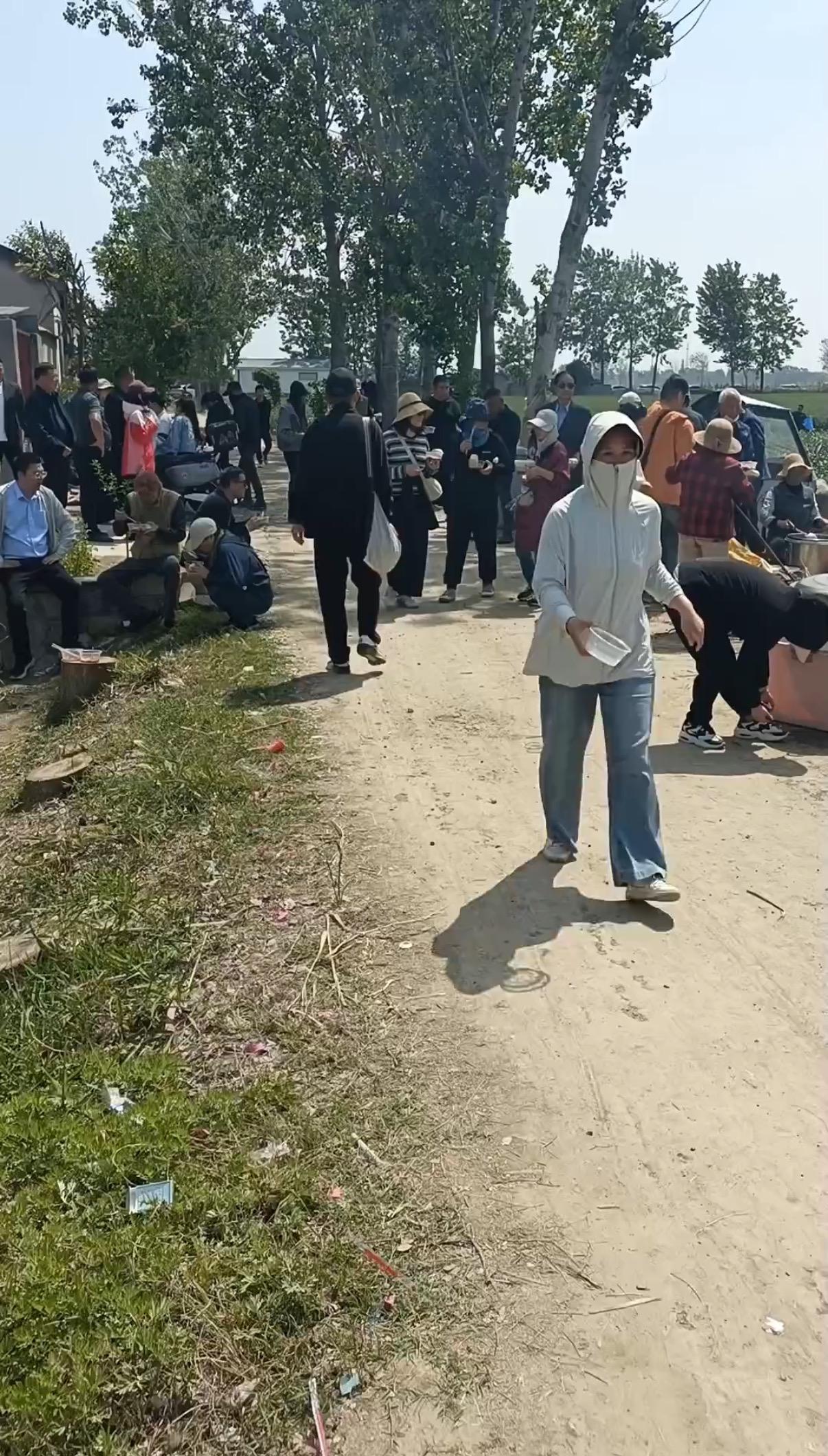 谁也没想到，江苏徐州一位种蒜大户的暖心一招，竟上演了一场接地气的乡村双向奔赴。百