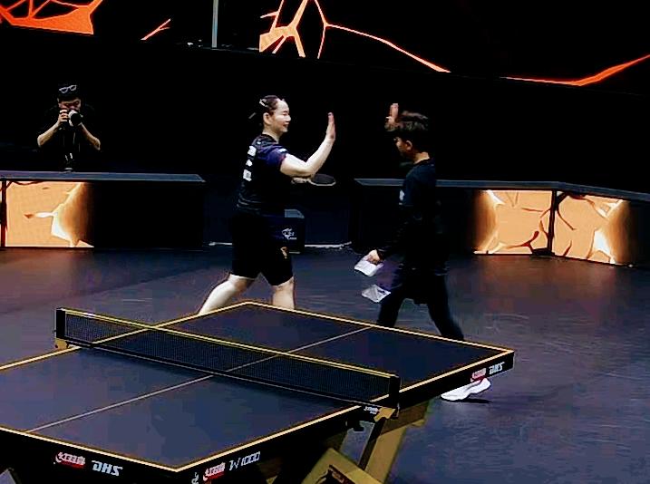 何卓佳3:2拿下王晓彤后，一个动作看出她人品极佳！她居然和小球童拍手，表示感谢