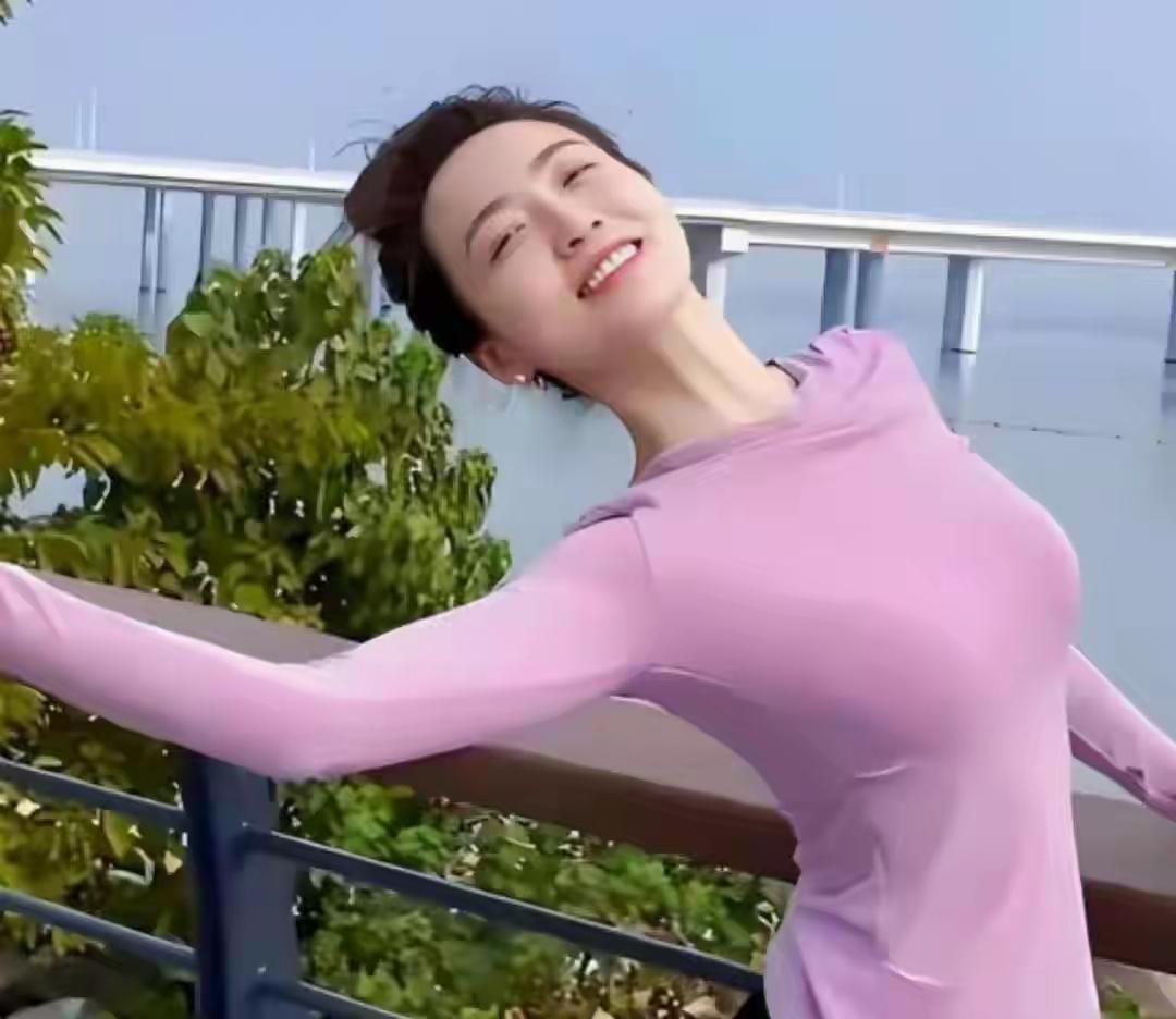 白珊珊和车模哪个更好看，这还真不好评判，毕竟各有各的美。白珊珊是网红，她的美带着