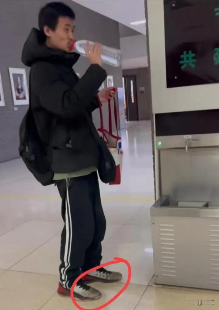 数学天才韦东奕：百万奖金懒得领，矿泉水配馒头却乐在其中！