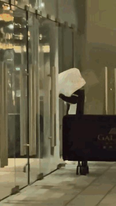 刷到王楚钦昨晚回酒店的视频，真的一下就心疼了——满头大汗刚打完比赛下车，他没多说