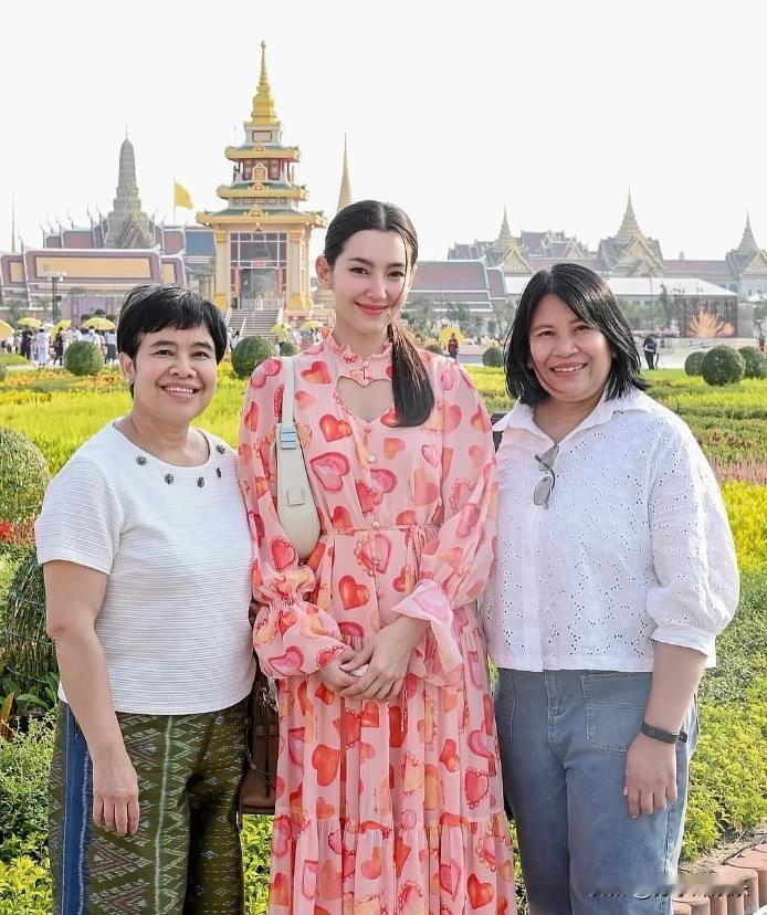 近日，北京灵光寺佛牙舍利赴泰国举办供奉活动，泰娱顶流Bella和妈妈特意前来参拜