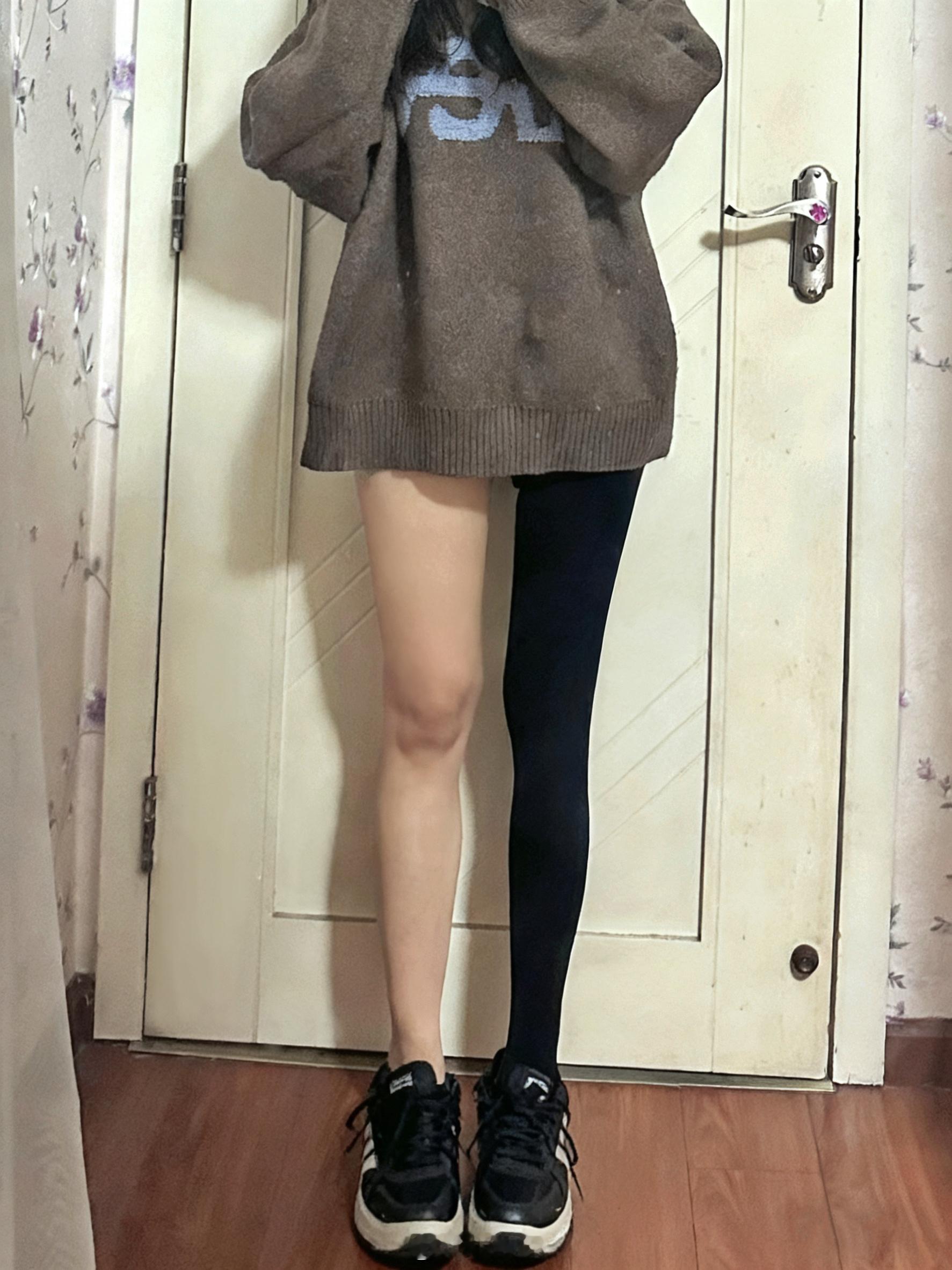 这个袜子我刷到好多人说好穿!买了!我的妈上腿和我之前买的袜子区别太大了。穿这个直