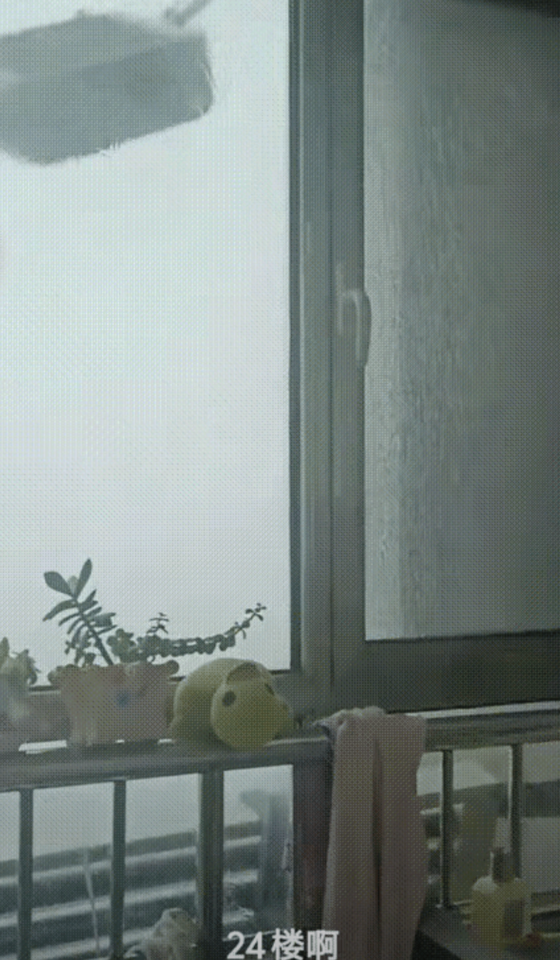 “太可怕了”山东济南，济南下大暴雨，家住24楼的一家人在大厅吃饭的时候，隐隐约约