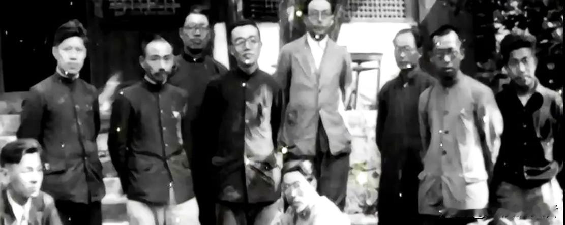 一个省的领导，给沿路的土匪写了封公开信。说有一帮穷学生要路过，去昆明念书，求你们