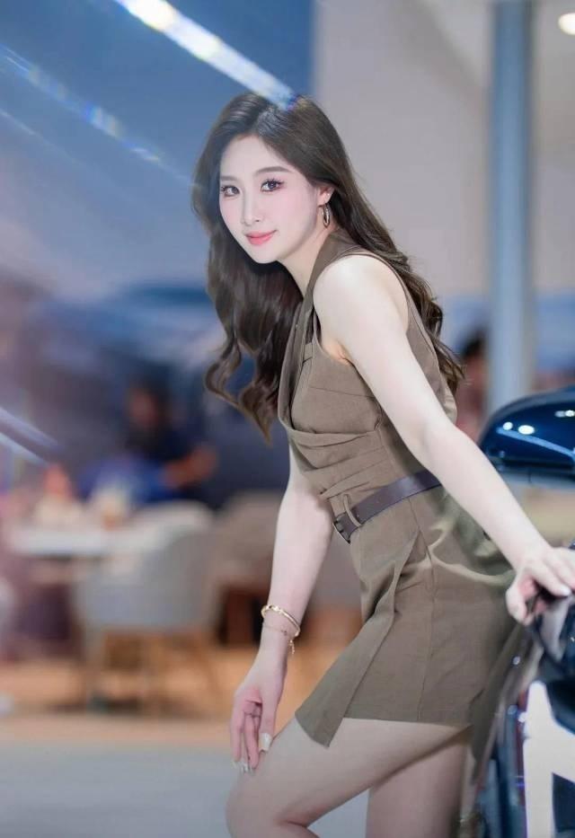 逛车展被这位小姐姐的穿搭狠狠拿捏了!一身卡其色无袖收腰连衣裙，利落的翻领自带干