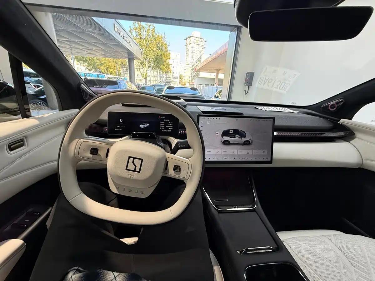 近日,我们从相关渠道获取到了一组2026款极氪X的实车图。据此前消息,新款极氪X