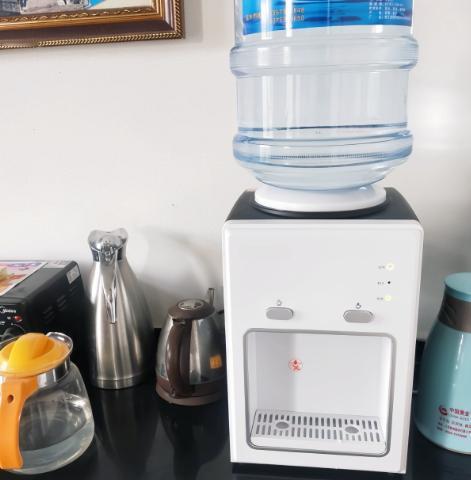 去年冬天，我妈来家里住，指着桌上的即热式饮水机问：“这玩意能烧开水？”我按了一下