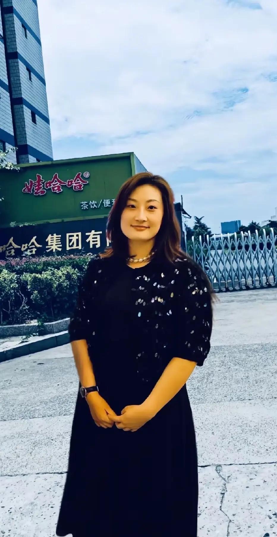 宗馥莉从刚留学归来，在哇哈哈大门前合影，开会都有点拘谨的20多岁小姑娘。到十