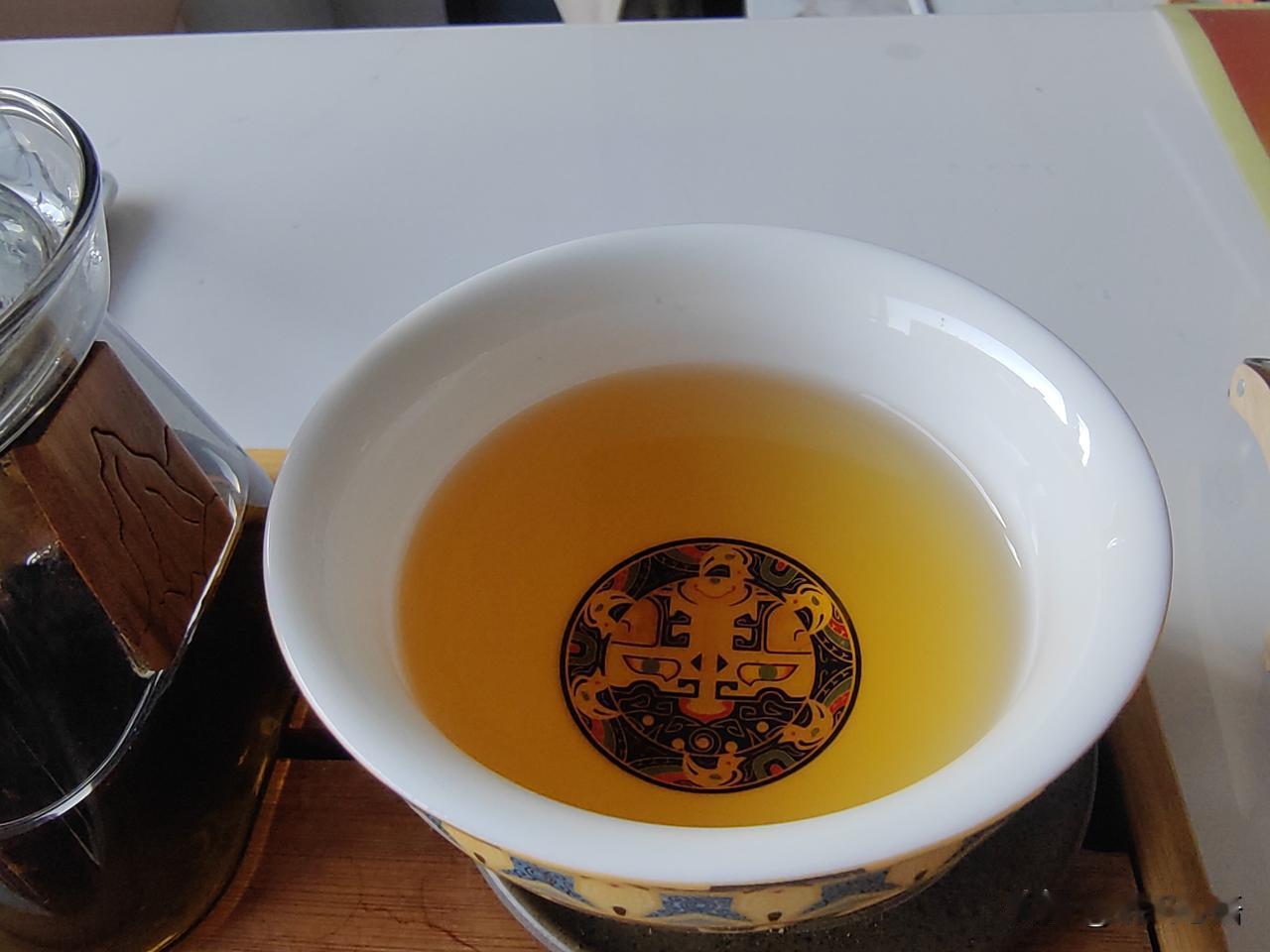 昨天晚上吃饭的时候，老妈问我:“大闺女，你现在的退休金一个月有多少钱？”我说